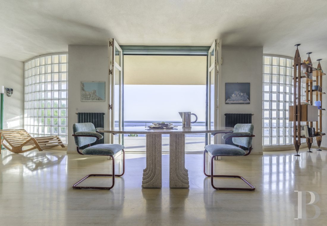En Sicile, à l’est de Palerme, une maison d’inspiration moderniste en balcon sur la mer - photo  n°14